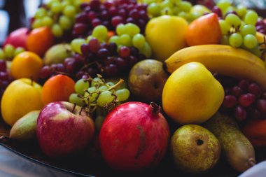 Yemek Ziyafet tablo farklı yemek aperatifler ve mezeler kurumsal Noel doğum günü partisi ile bile dekore edilmiş