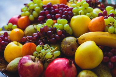 Yemek Ziyafet tablo farklı yemek aperatifler ve mezeler kurumsal Noel doğum günü partisi ile bile dekore edilmiş