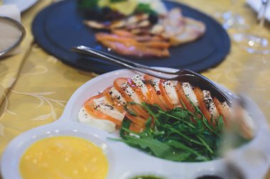 Kurumsal noel partisinde ya da düğününde farklı atıştırmalıklar ve aperatiflerle güzel dekore edilmiş yemek sofrası.