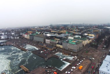 Sermayenin Helsinki, Finlandiya manzarası ve şehir ve liman ötesinde quadrocopter hava uçak gördüm güzel süper geniş açı yaz havadan görünümü