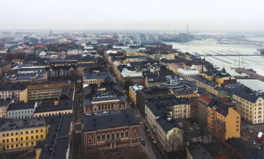 Sermayenin Helsinki, Finlandiya manzarası ve şehir ve liman ötesinde quadrocopter hava uçak gördüm güzel süper geniş açı yaz havadan görünümü