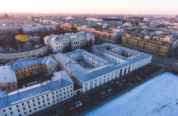 Krásné super širokoúhlé letní pohled Saint-Petersburg, Rusko s mrakodrapy a krajina mimo město a Něvský prospekt, pohledu ze vzduchu dron quadrocopter — Stock fotografie