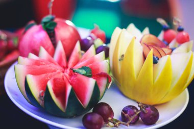 Lüks yemek Ziyafet tablo siyah ve kırmızı havyar ve farklı gıda snacks bir kurumsal Noel doğum günü partisi olay ya da düğün kutlama ile dekore edilmiş