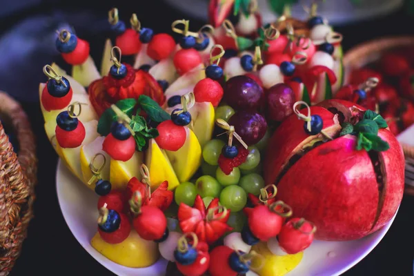 Splendidamente lussuoso tavolo da banchetto decorato catering con caviale nero e rosso e diversi snack alimentari su un evento di festa di compleanno aziendale di Natale o celebrazione di nozze — Foto Stock