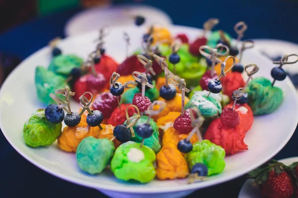 Maravilhosamente luxo decorado mesa de banquete de catering com caviar preto e vermelho e diferentes lanches de comida em um evento de festa de aniversário de Natal corporativo ou celebração do casamento — Fotografia de Stock