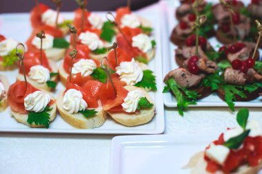 Lüks yemek Ziyafet tablo siyah ve kırmızı havyar ve farklı gıda snacks bir kurumsal Noel doğum günü partisi olay ya da düğün kutlama ile dekore edilmiş