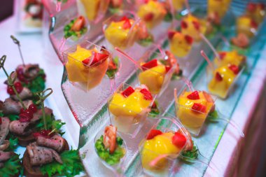 Lüks yemek Ziyafet tablo siyah ve kırmızı havyar ve farklı gıda snacks bir kurumsal Noel doğum günü partisi olay ya da düğün kutlama ile dekore edilmiş