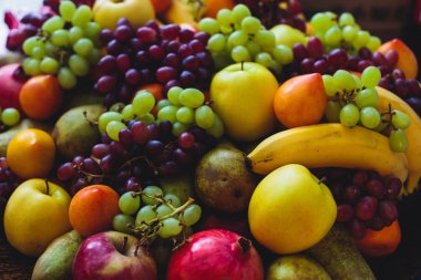 Lüks yemek Ziyafet tablo siyah ve kırmızı havyar ve farklı gıda snacks bir kurumsal Noel doğum günü partisi olay ya da düğün kutlama ile dekore edilmiş
