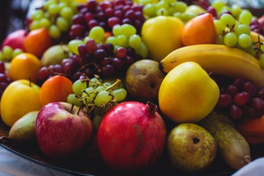Lüks yemek Ziyafet tablo siyah ve kırmızı havyar ve farklı gıda snacks bir kurumsal Noel doğum günü partisi olay ya da düğün kutlama ile dekore edilmiş