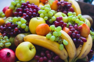 Lüks yemek Ziyafet tablo siyah ve kırmızı havyar ve farklı gıda snacks bir kurumsal Noel doğum günü partisi olay ya da düğün kutlama ile dekore edilmiş