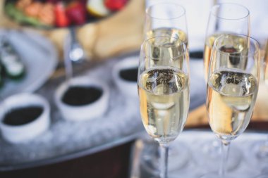 Güzel dekore edilmiş yemek sofrası farklı yemek ve aperatiflerle kurumsal noel partisi ya da düğün kutlaması için.