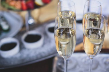 Güzel dekore edilmiş yemek sofrası farklı yemek ve aperatiflerle kurumsal noel partisi ya da düğün kutlaması için.