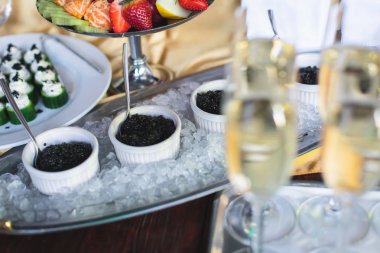 Güzel dekore edilmiş yemek sofrası farklı yemek ve aperatiflerle kurumsal noel partisi ya da düğün kutlaması için.