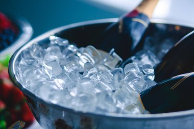 Güzel dekore edilmiş yemek sofrası farklı yemek ve aperatiflerle kurumsal noel partisi ya da düğün kutlaması için.