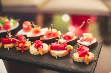 Lüks yemek Ziyafet tablo siyah ve kırmızı havyar ve farklı gıda snacks bir kurumsal Noel doğum günü partisi olay ya da düğün kutlama ile dekore edilmiş