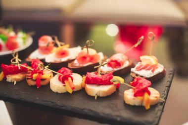 Lüks yemek Ziyafet tablo siyah ve kırmızı havyar ve farklı gıda snacks bir kurumsal Noel doğum günü partisi olay ya da düğün kutlama ile dekore edilmiş