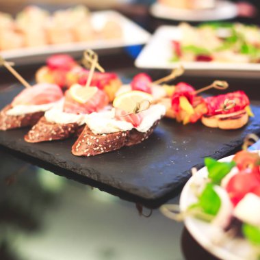 Lüks yemek Ziyafet tablo siyah ve kırmızı havyar ve farklı gıda snacks bir kurumsal Noel doğum günü partisi olay ya da düğün kutlama ile dekore edilmiş
