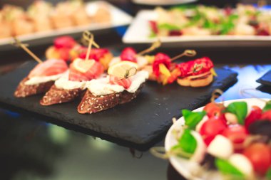 Lüks yemek Ziyafet tablo siyah ve kırmızı havyar ve farklı gıda snacks bir kurumsal Noel doğum günü partisi olay ya da düğün kutlama ile dekore edilmiş