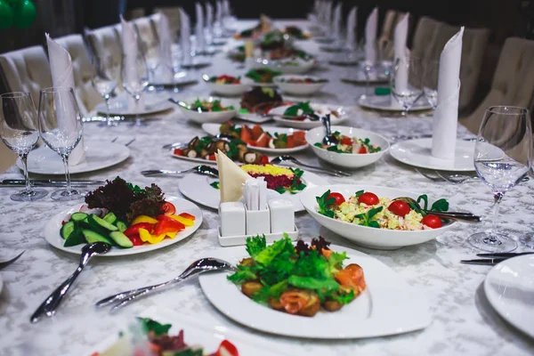 Prachtig ingericht luxe catering feestzaal tafel met zwarte en rode kaviaar en verschillende snacks op een corporate partij van Kerstmis verjaardag of huwelijksfeest — Stockfoto