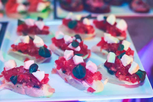 Maravilhosamente luxo decorado mesa de banquete de catering com caviar preto e vermelho e diferentes lanches de comida em um evento de festa de aniversário de Natal corporativo ou celebração do casamento — Fotografia de Stock