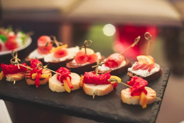 Mesa de banquete de catering bellamente decorada de lujo con caviar negro y rojo y diferentes bocadillos de comida en un evento corporativo de fiesta de cumpleaños o celebración de la boda —  Fotos de Stock