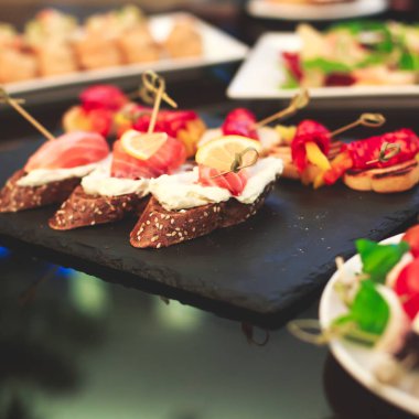 Güzel dekore edilmiş yemek sofrası farklı yemek ve aperatiflerle kurumsal noel partisi ya da düğün kutlaması için.