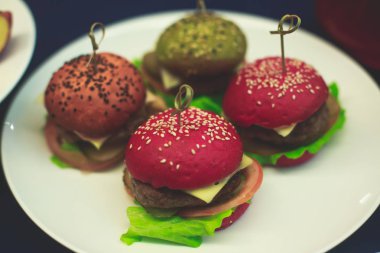 Güzel dekore edilmiş yemek sofrası farklı yemek ve aperatiflerle kurumsal noel partisi ya da düğün kutlaması için.