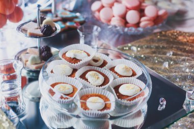 Güzel dekore edilmiş yemek sofrası farklı yemek ve aperatiflerle kurumsal noel partisi ya da düğün kutlaması için.