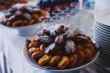 Güzel dekore edilmiş yemek sofrası farklı yemek ve aperatiflerle kurumsal noel partisi ya da düğün kutlaması için.