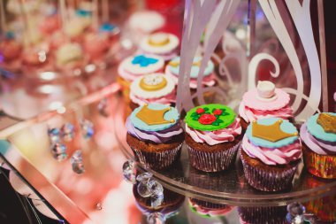 Güzel dekore edilmiş yemek sofrası farklı yemek ve aperatiflerle kurumsal noel partisi ya da düğün kutlaması için.