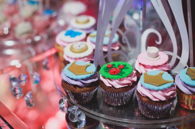 Güzel dekore edilmiş yemek sofrası farklı yemek ve aperatiflerle kurumsal noel partisi ya da düğün kutlaması için.