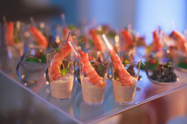 Güzel dekore edilmiş yemek sofrası farklı yemek ve aperatiflerle kurumsal noel partisi ya da düğün kutlaması için.