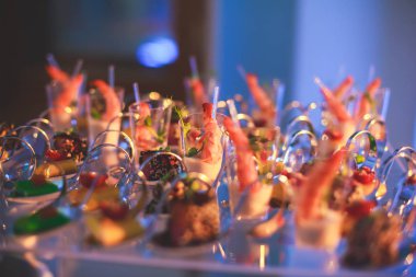 Güzel dekore edilmiş yemek sofrası farklı yemek ve aperatiflerle kurumsal noel partisi ya da düğün kutlaması için.