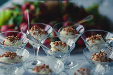 Güzel dekore edilmiş yemek sofrası farklı yemek ve aperatiflerle kurumsal noel partisi ya da düğün kutlaması için.