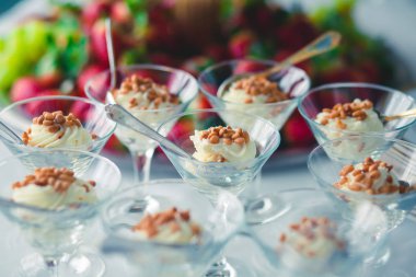 Güzel dekore edilmiş yemek sofrası farklı yemek ve aperatiflerle kurumsal noel partisi ya da düğün kutlaması için.