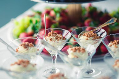 Güzel dekore edilmiş yemek sofrası farklı yemek ve aperatiflerle kurumsal noel partisi ya da düğün kutlaması için.