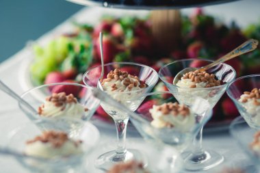 Güzel dekore edilmiş yemek sofrası farklı yemek ve aperatiflerle kurumsal noel partisi ya da düğün kutlaması için.