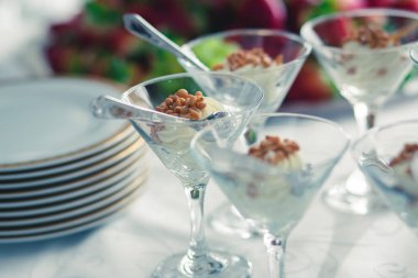 Güzel dekore edilmiş yemek sofrası farklı yemek ve aperatiflerle kurumsal noel partisi ya da düğün kutlaması için.