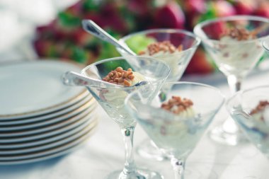 Güzel dekore edilmiş yemek sofrası farklı yemek ve aperatiflerle kurumsal noel partisi ya da düğün kutlaması için.