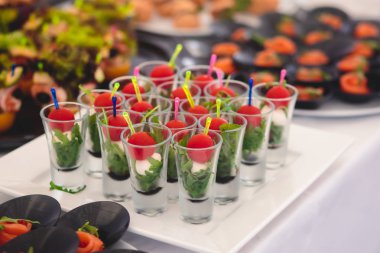 Güzel dekore edilmiş yemek sofrası farklı yemek ve aperatiflerle kurumsal noel partisi ya da düğün kutlaması için.