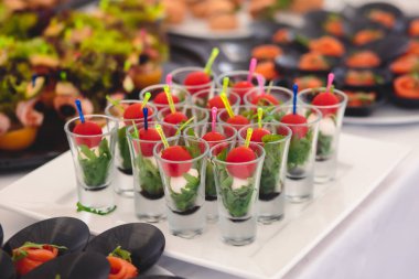 Güzel dekore edilmiş yemek sofrası farklı yemek ve aperatiflerle kurumsal noel partisi ya da düğün kutlaması için.