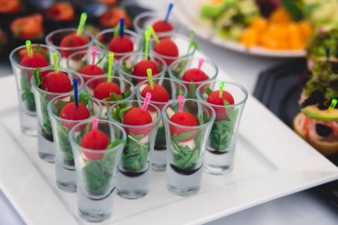 Güzel dekore edilmiş yemek sofrası farklı yemek ve aperatiflerle kurumsal noel partisi ya da düğün kutlaması için.