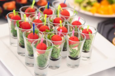 Güzel dekore edilmiş yemek sofrası farklı yemek ve aperatiflerle kurumsal noel partisi ya da düğün kutlaması için.