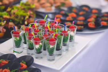 Güzel dekore edilmiş yemek sofrası farklı yemek ve aperatiflerle kurumsal noel partisi ya da düğün kutlaması için.