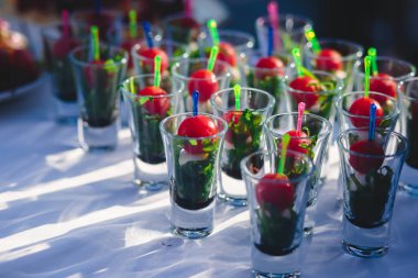 Güzel dekore edilmiş yemek sofrası farklı yemek ve aperatiflerle kurumsal noel partisi ya da düğün kutlaması için.