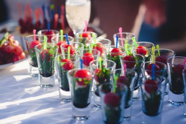 Güzel dekore edilmiş yemek sofrası farklı yemek ve aperatiflerle kurumsal noel partisi ya da düğün kutlaması için.