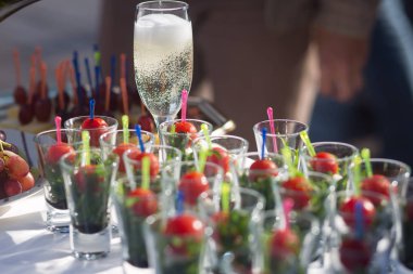 Lüks yemek Ziyafet tablo siyah ve kırmızı havyar ve farklı gıda snacks bir kurumsal Noel doğum günü partisi olay ya da düğün kutlama ile dekore edilmiş