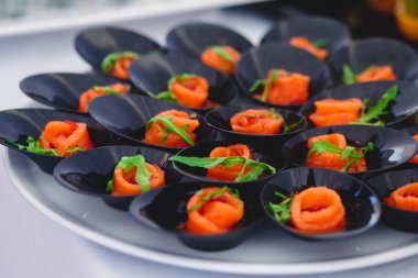 Lüks yemek Ziyafet tablo siyah ve kırmızı havyar ve farklı gıda snacks bir kurumsal Noel doğum günü partisi olay ya da düğün kutlama ile dekore edilmiş