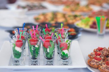 Lüks yemek Ziyafet tablo siyah ve kırmızı havyar ve farklı gıda snacks bir kurumsal Noel doğum günü partisi olay ya da düğün kutlama ile dekore edilmiş