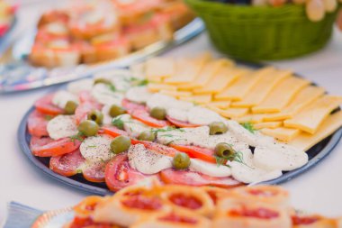 Güzel dekore edilmiş yemek sofrası farklı yemek ve aperatiflerle kurumsal noel partisi ya da düğün kutlaması için.